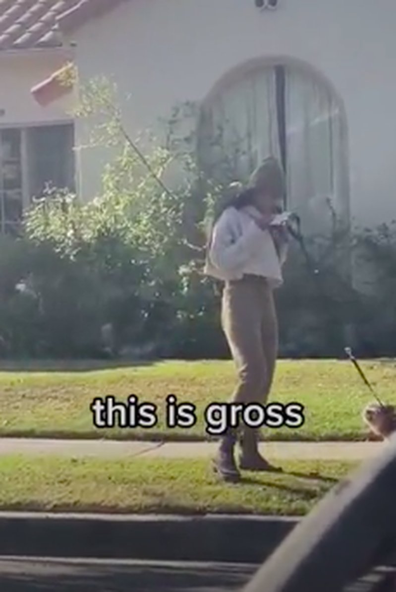 Khalifa strax efter att hon slängde hundbajset i soptunnan med hjälp av sin ansiktsmask. Bildkälla: TikTok Khalifa strax efter att hon slängde hundbajset i soptunnan med hjälp av sin ansiktsmask. Bildkälla: TikTok